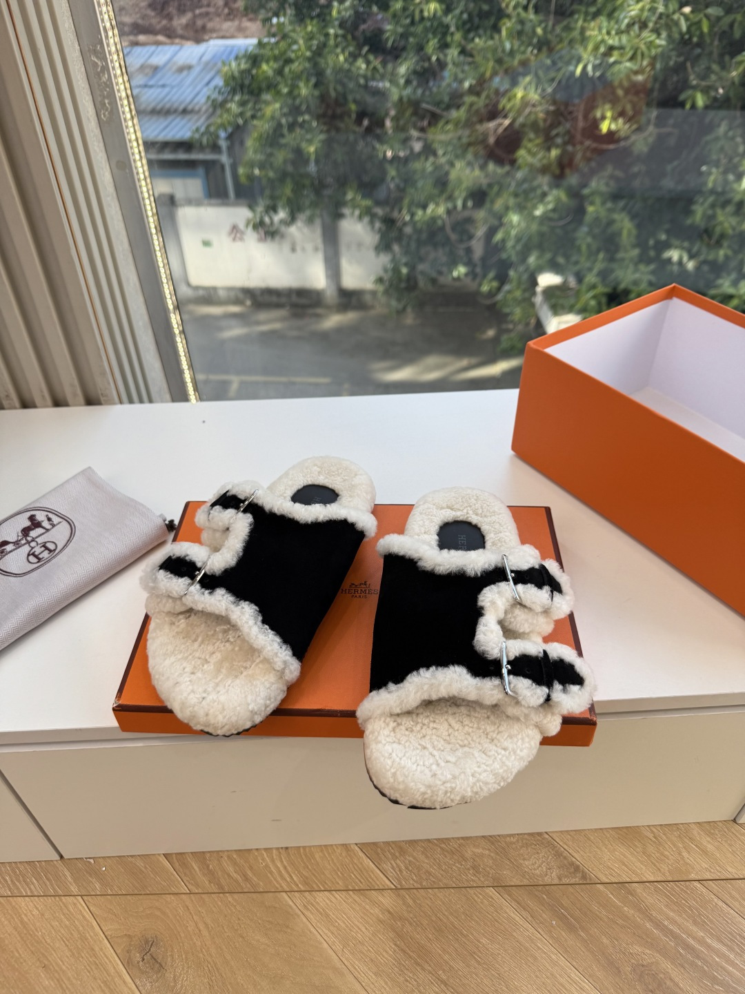 高版G021𝐇𝐄𝐑𝐌𝐄*爱马仕皮毛一体卷糕毛二舅拖 今年面料均选用A+皮毛一体卷糕毛 毛茸茸的 敲可爱的,踩云脚感,光脚 高版G021𝐇𝐄𝐑𝐌𝐄*爱马仕皮毛一体卷糕毛二舅拖 今年面料均选用A+皮毛一体卷糕毛 毛茸茸的 敲可爱的,踩云脚感,光脚