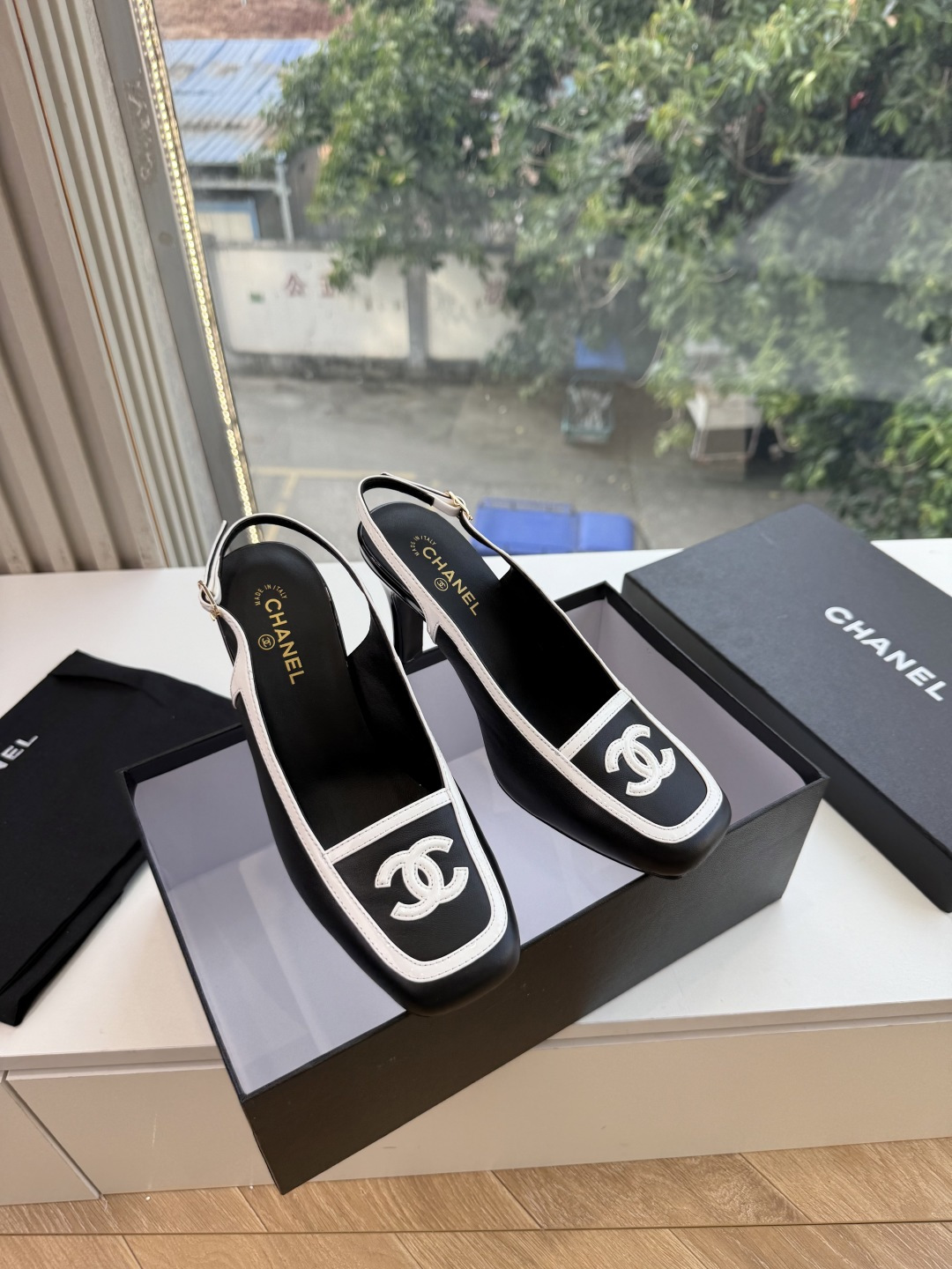 G238Chane*26ss新款玛丽珍单鞋高跟鞋凉鞋 温柔名媛的氛围感缓缓蔓延，圆润鞋头搭配精巧的小蝴蝶结，撞色方头贴标