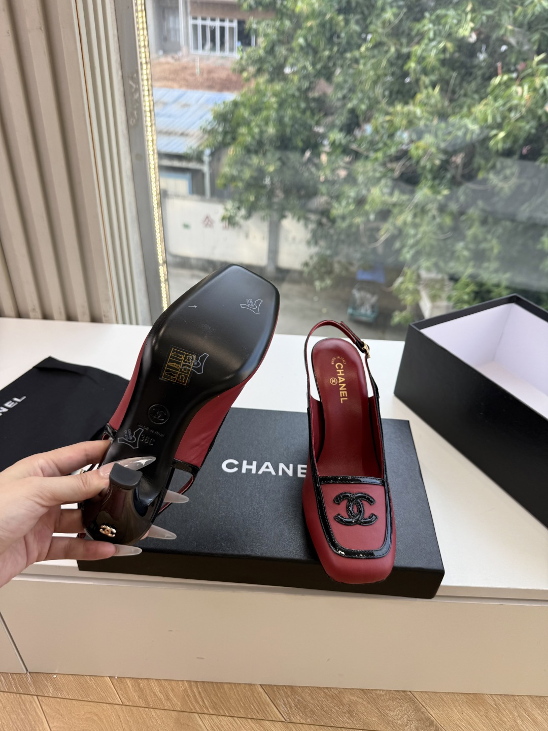 G238Chane*26ss新款玛丽珍单鞋高跟鞋凉鞋 温柔名媛的氛围感缓缓蔓延,圆润鞋头搭配精巧的小蝴蝶结,撞色方头贴标 G238Chane*26ss新款玛丽珍单鞋高跟鞋凉鞋 温柔名媛的氛围感缓缓蔓延,圆润鞋头搭配精巧的小蝴蝶结,撞色方头贴标