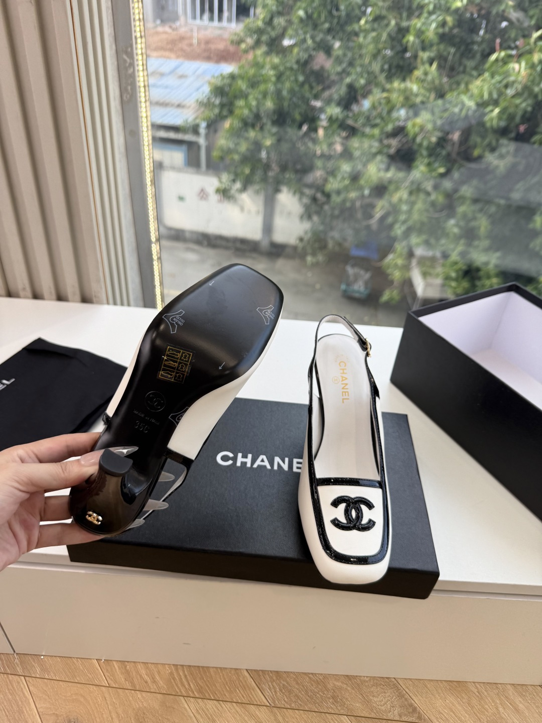 G238Chane*26ss新款玛丽珍单鞋高跟鞋凉鞋 温柔名媛的氛围感缓缓蔓延,圆润鞋头搭配精巧的小蝴蝶结,撞色方头贴标 G238Chane*26ss新款玛丽珍单鞋高跟鞋凉鞋 温柔名媛的氛围感缓缓蔓延,圆润鞋头搭配精巧的小蝴蝶结,撞色方头贴标