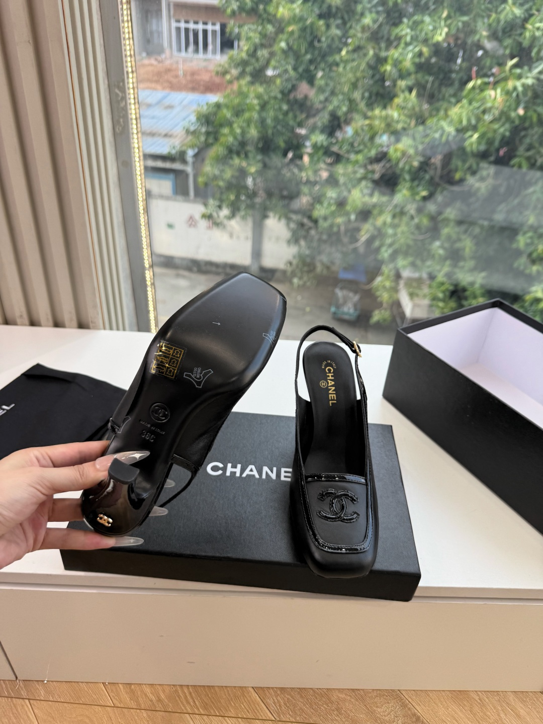 G238Chane*26ss新款玛丽珍单鞋高跟鞋凉鞋 温柔名媛的氛围感缓缓蔓延，圆润鞋头搭配精巧的小蝴蝶结，撞色方头贴标
