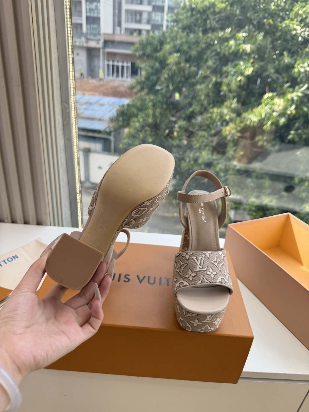 G171LV | 路易威登 2026新款 顶级版原版一致 专柜主打最新款 LV lsola Comfort镂空搭扣平底拖 G171LV | 路易威登 2026新款 顶级版原版一致 专柜主打最新款 LV lsola Comfort镂空搭扣平底拖