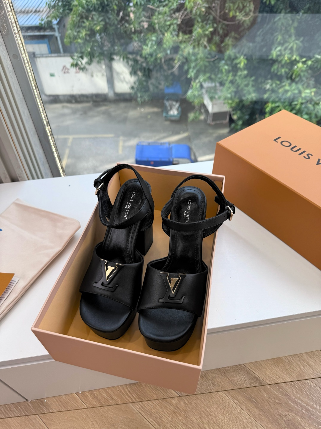G171LV | 路易威登 2026新款 顶级版原版一致 专柜主打最新款 LV lsola Comfort镂空搭扣平底拖