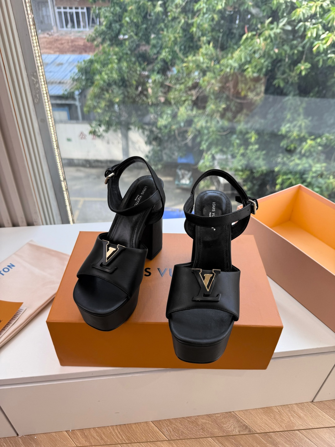 G171LV | 路易威登 2026新款 顶级版原版一致 专柜主打最新款 LV lsola Comfort镂空搭扣平底拖