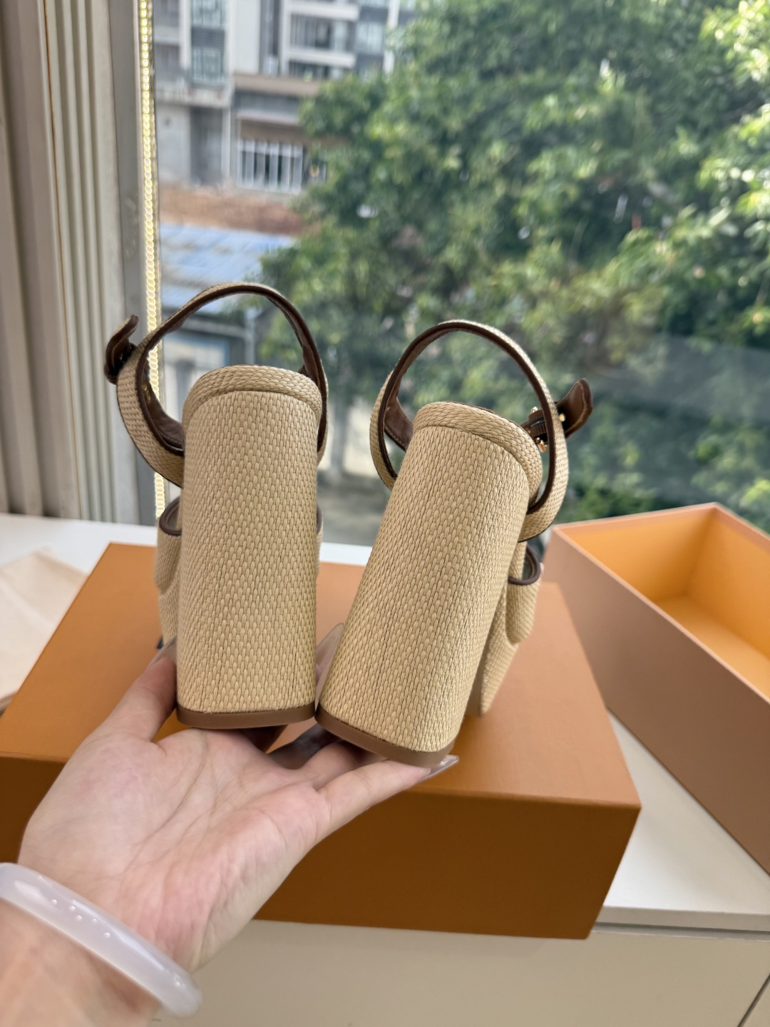 G171LV | 路易威登 2026新款 顶级版原版一致 专柜主打最新款 LV lsola Comfort镂空搭扣平底拖
