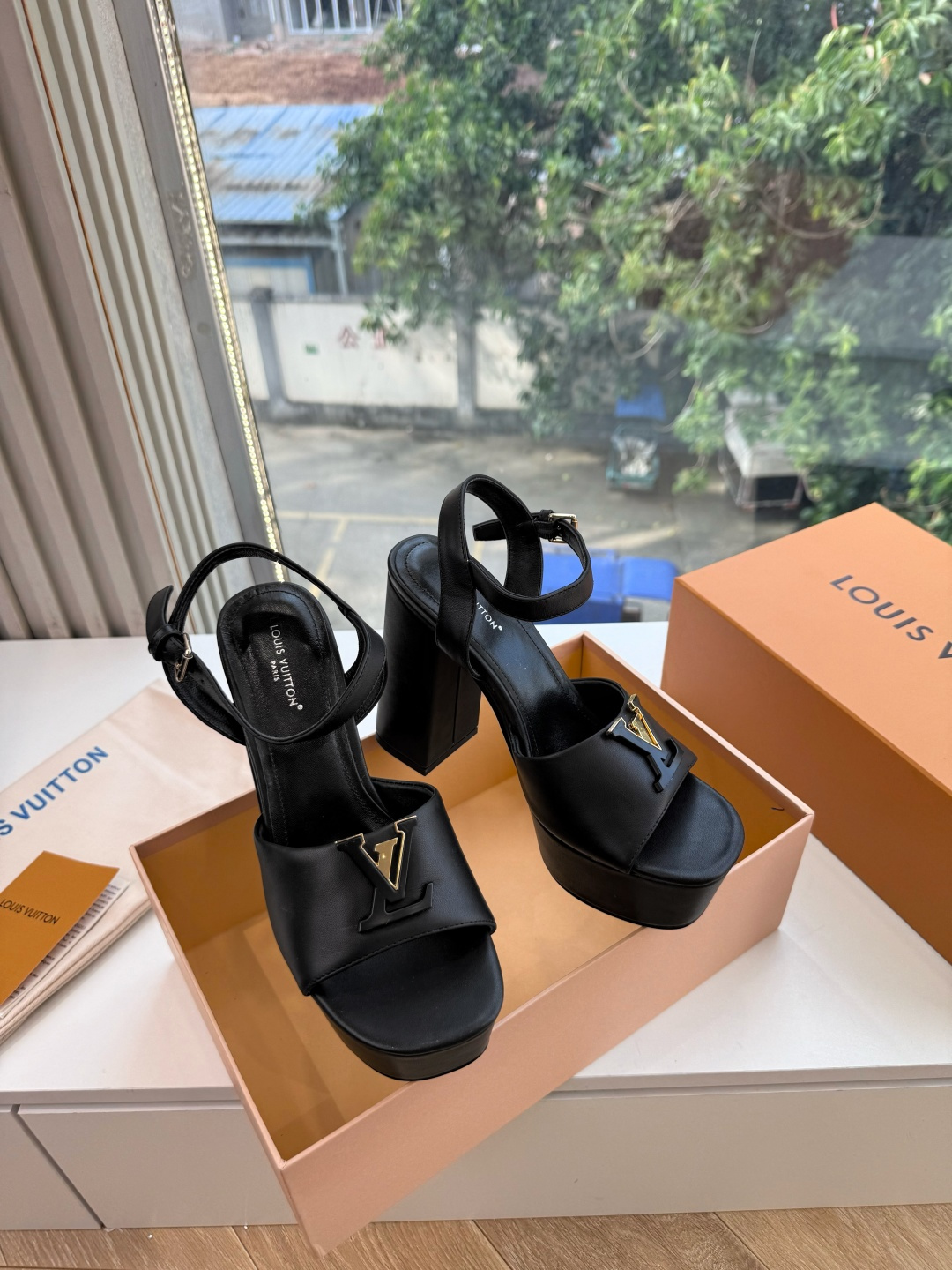 G171LV | 路易威登 2026新款 顶级版原版一致 专柜主打最新款 LV lsola Comfort镂空搭扣平底拖