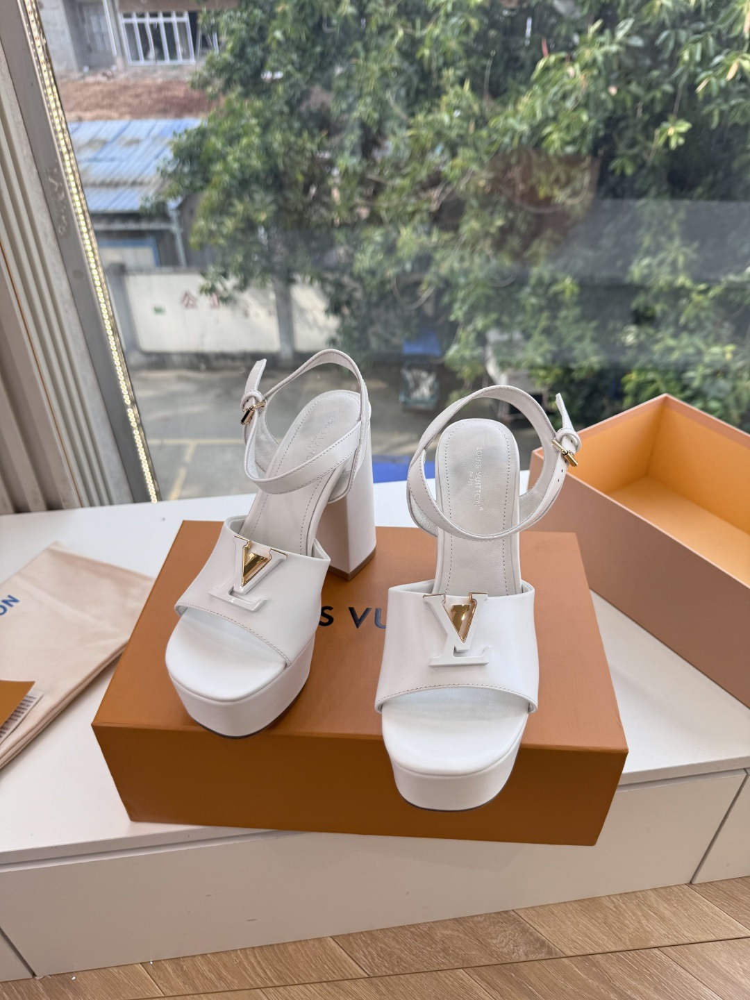 G171LV | 路易威登 2026新款 顶级版原版一致 专柜主打最新款 LV lsola Comfort镂空搭扣平底拖