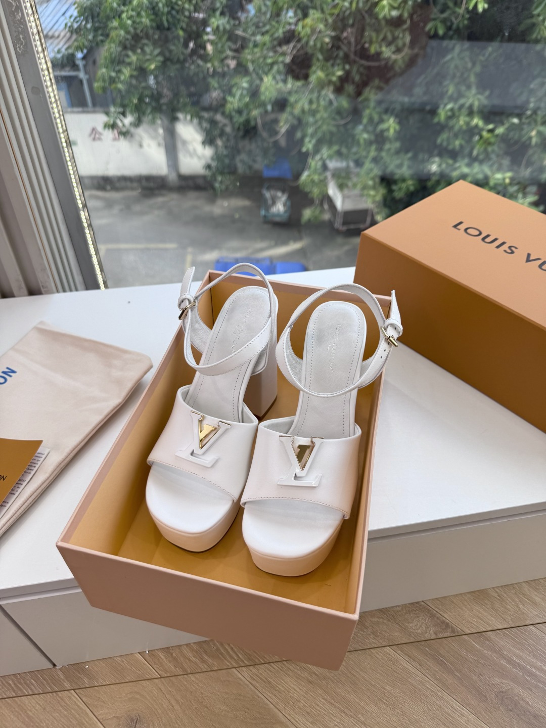 G171LV | 路易威登 2026新款 顶级版原版一致 专柜主打最新款 LV lsola Comfort镂空搭扣平底拖