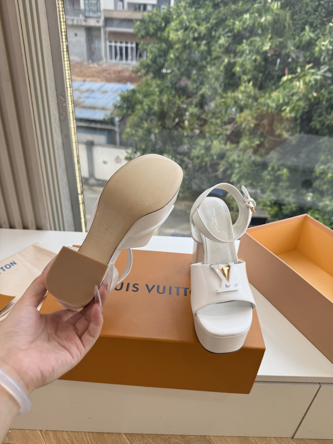 G171LV | 路易威登 2026新款 顶级版原版一致 专柜主打最新款 LV lsola Comfort镂空搭扣平底拖