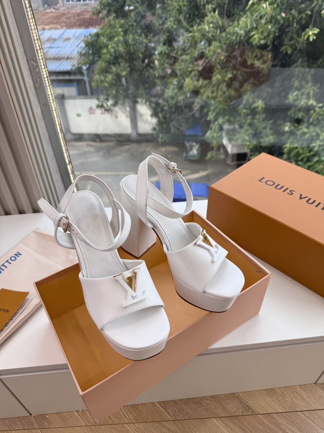 G171LV | 路易威登 2026新款 顶级版原版一致 专柜主打最新款 LV lsola Comfort镂空搭扣平底拖