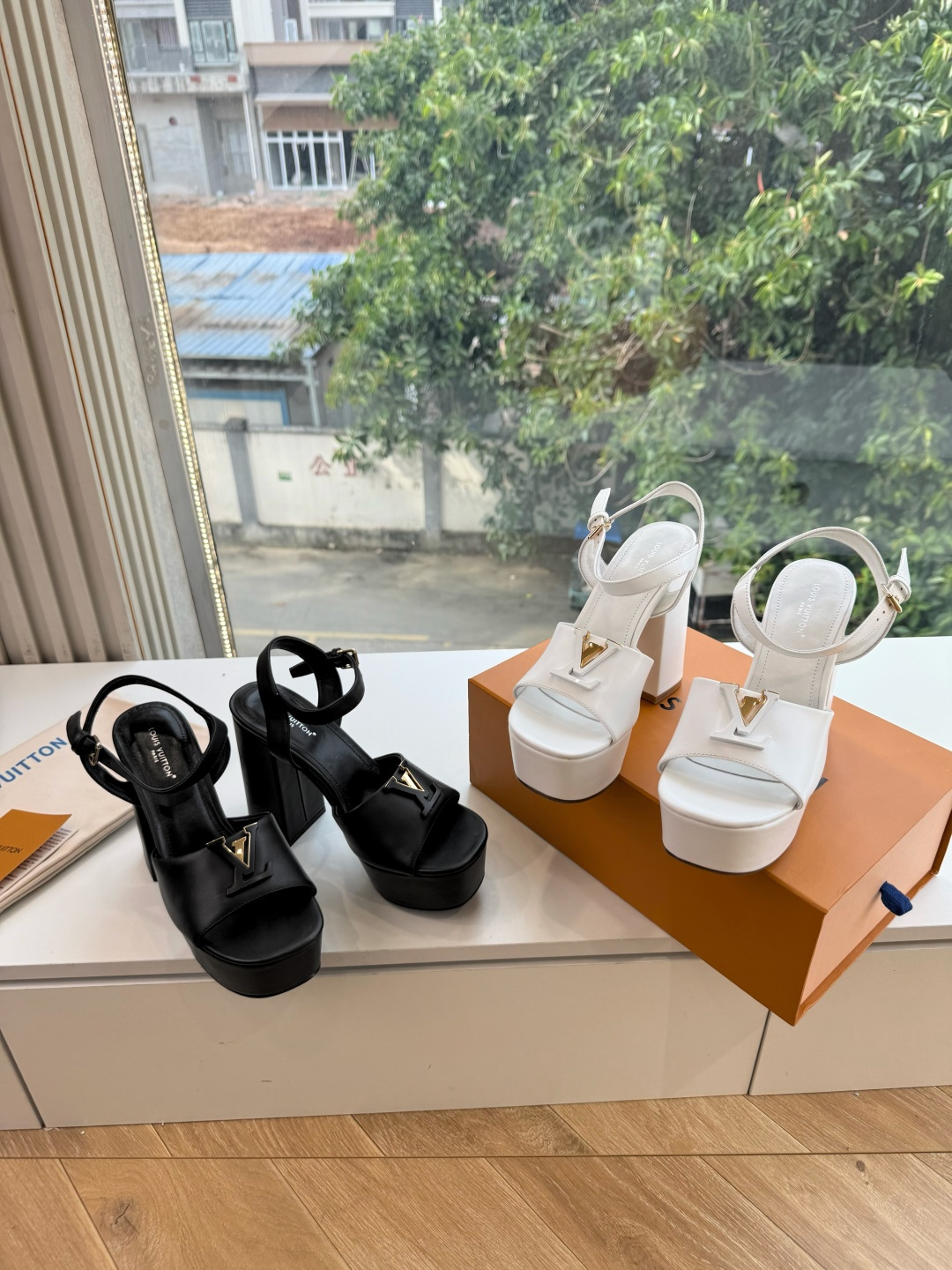 G171LV | 路易威登 2026新款 顶级版原版一致 专柜主打最新款 LV lsola Comfort镂空搭扣平底拖