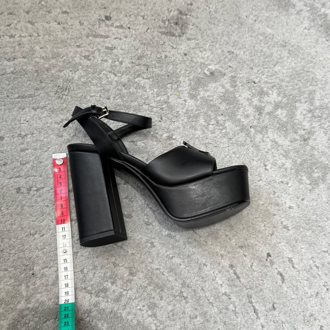G171LV | 路易威登 2026新款 顶级版原版一致 专柜主打最新款 LV lsola Comfort镂空搭扣平底拖