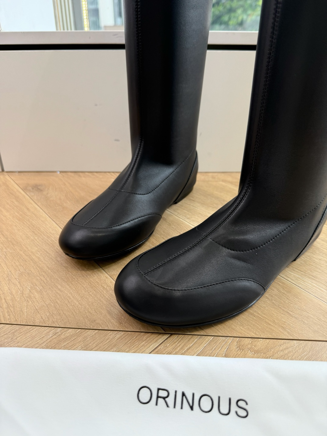 G303顶级品质 Orinou 简约风弹力长筒靴 采用高弹力面料，贴合腿部线条，能修饰腿型；鞋型偏修长，鞋头为简约的小圆