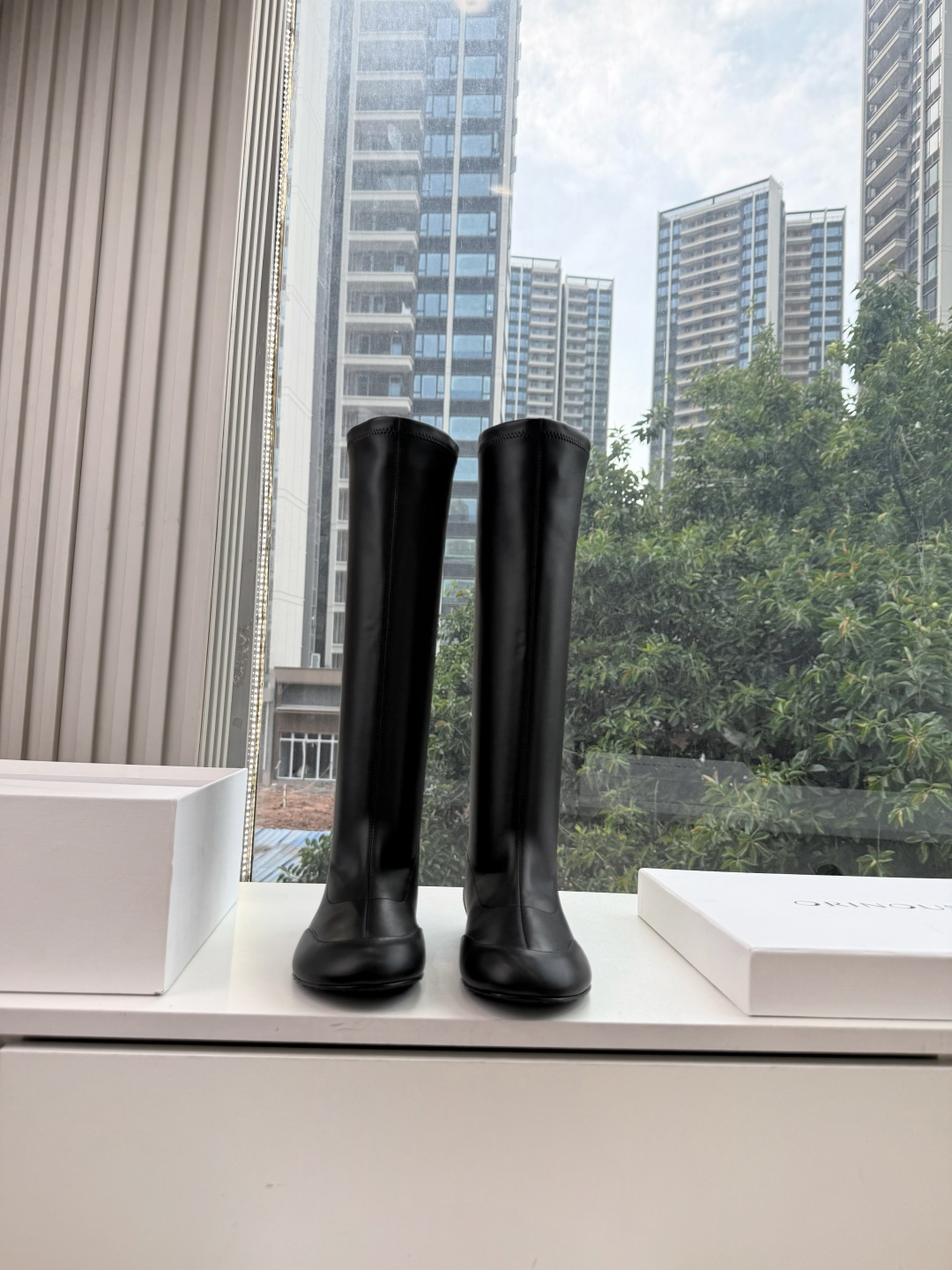 G303顶级品质 Orinou 简约风弹力长筒靴 采用高弹力面料，贴合腿部线条，能修饰腿型；鞋型偏修长，鞋头为简约的小圆