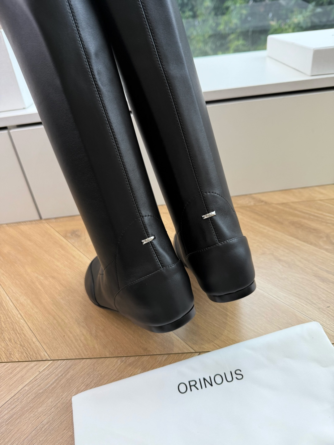 G303顶级品质 Orinou 简约风弹力长筒靴 采用高弹力面料，贴合腿部线条，能修饰腿型；鞋型偏修长，鞋头为简约的小圆