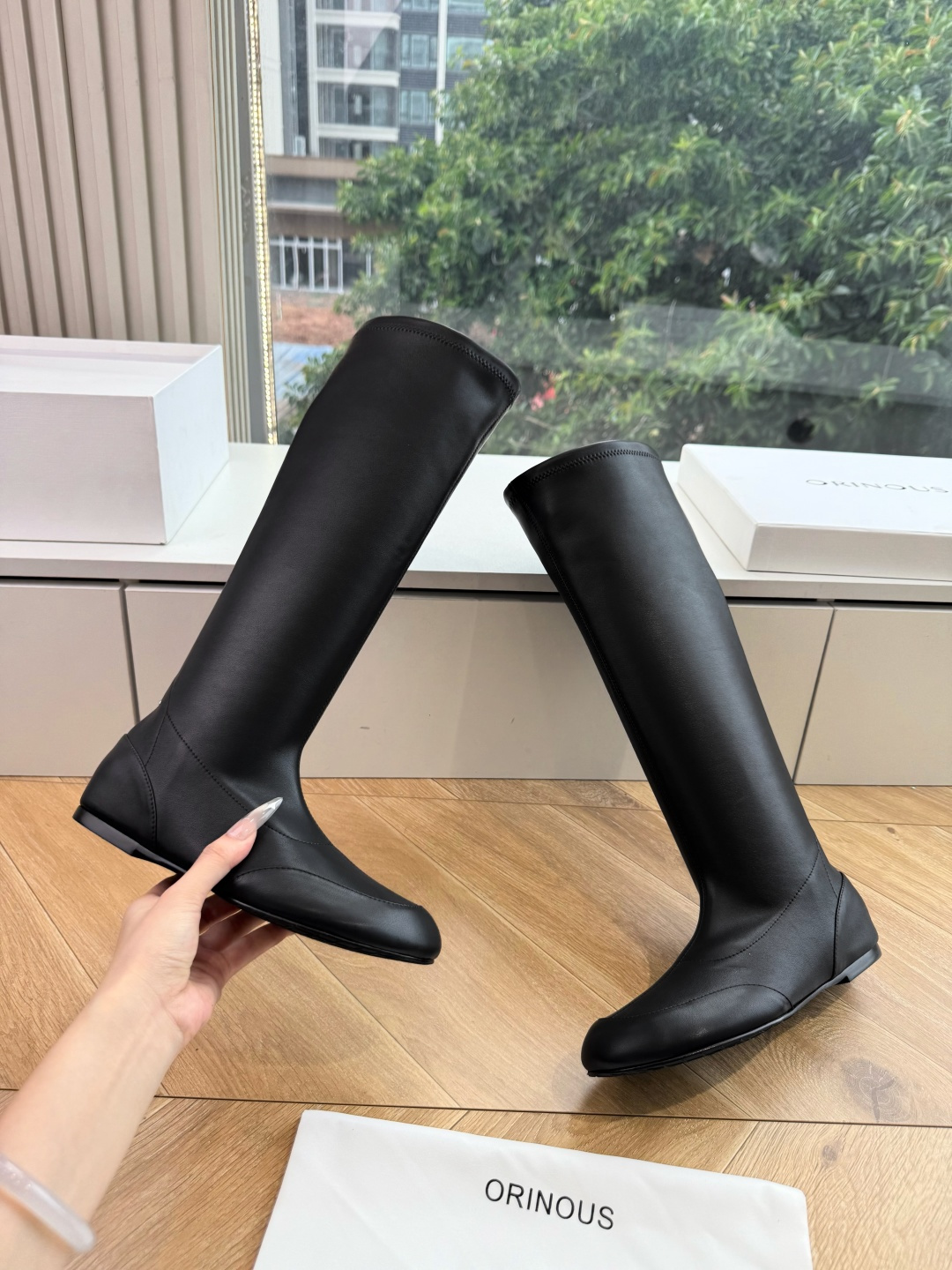 G303顶级品质 Orinou 简约风弹力长筒靴 采用高弹力面料，贴合腿部线条，能修饰腿型；鞋型偏修长，鞋头为简约的小圆