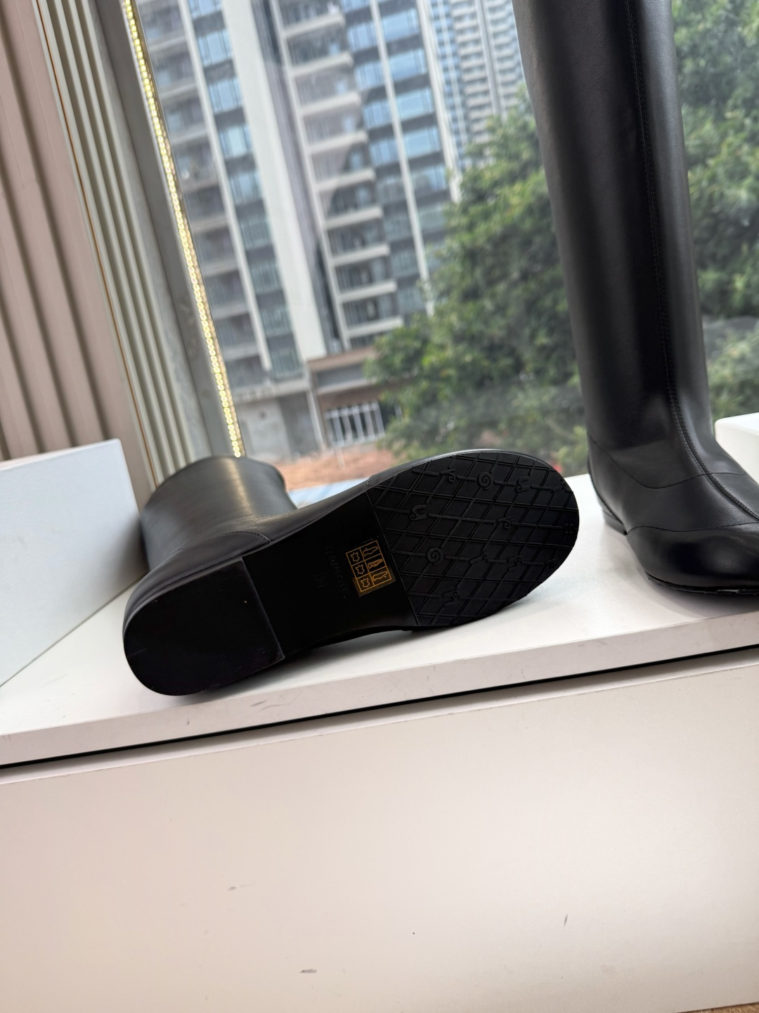 G303顶级品质 Orinou 简约风弹力长筒靴 采用高弹力面料，贴合腿部线条，能修饰腿型；鞋型偏修长，鞋头为简约的小圆