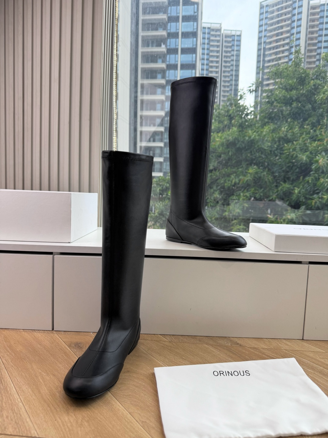 G303顶级品质 Orinou 简约风弹力长筒靴 采用高弹力面料，贴合腿部线条，能修饰腿型；鞋型偏修长，鞋头为简约的小圆