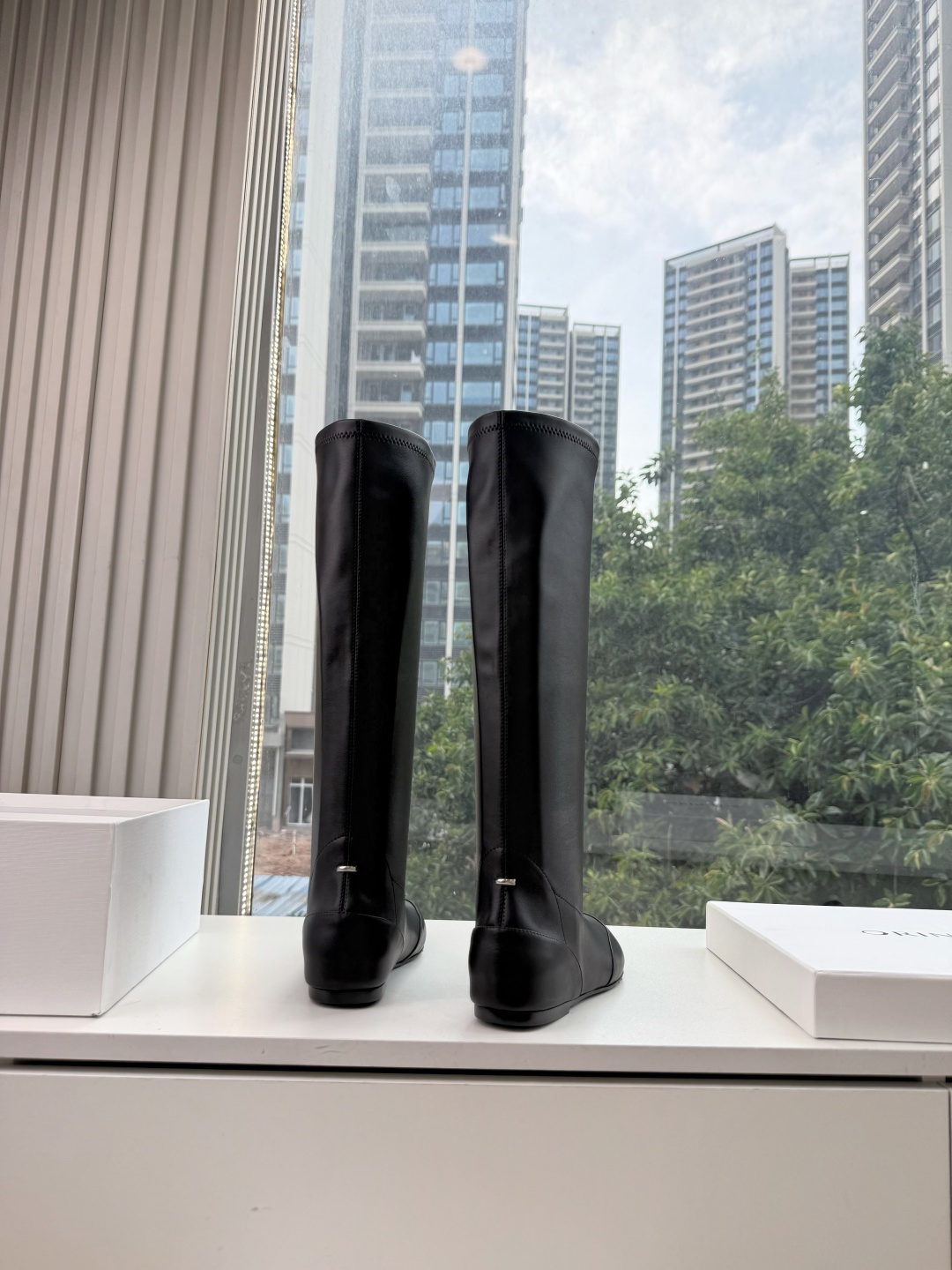G303顶级品质 Orinou 简约风弹力长筒靴 采用高弹力面料，贴合腿部线条，能修饰腿型；鞋型偏修长，鞋头为简约的小圆