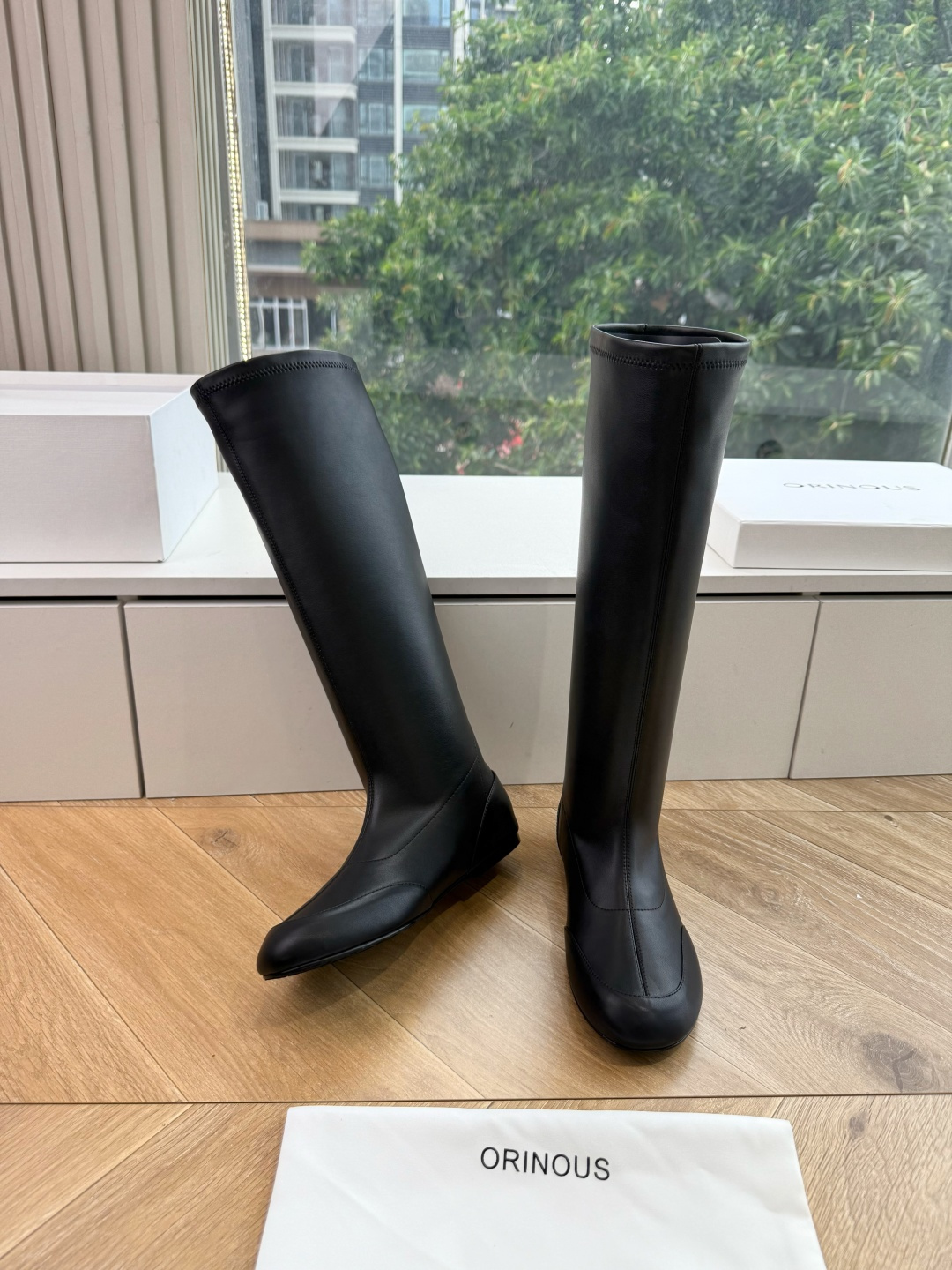 G303顶级品质 Orinou 简约风弹力长筒靴 采用高弹力面料，贴合腿部线条，能修饰腿型；鞋型偏修长，鞋头为简约的小圆