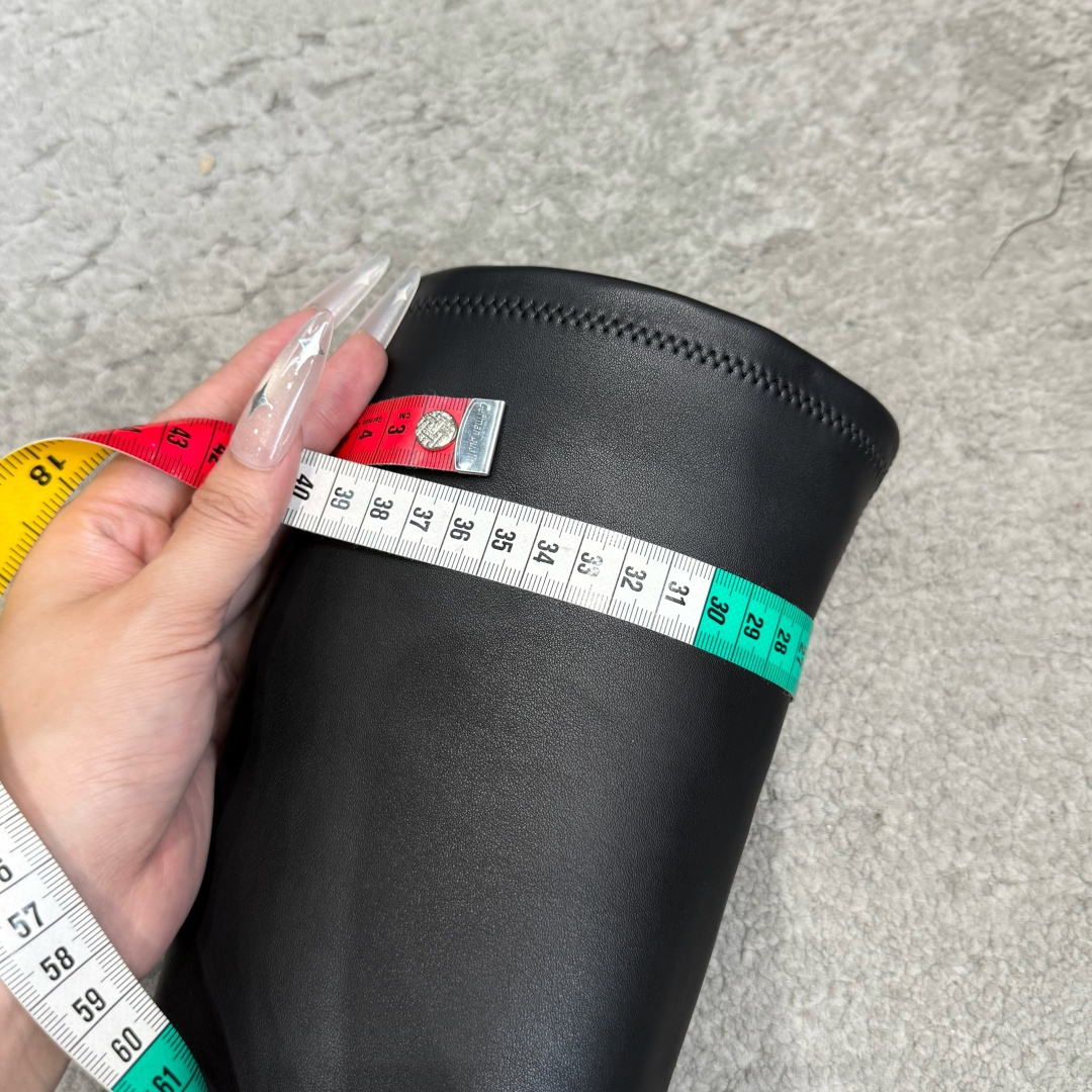 G303顶级品质 Orinou 简约风弹力长筒靴 采用高弹力面料，贴合腿部线条，能修饰腿型；鞋型偏修长，鞋头为简约的小圆
