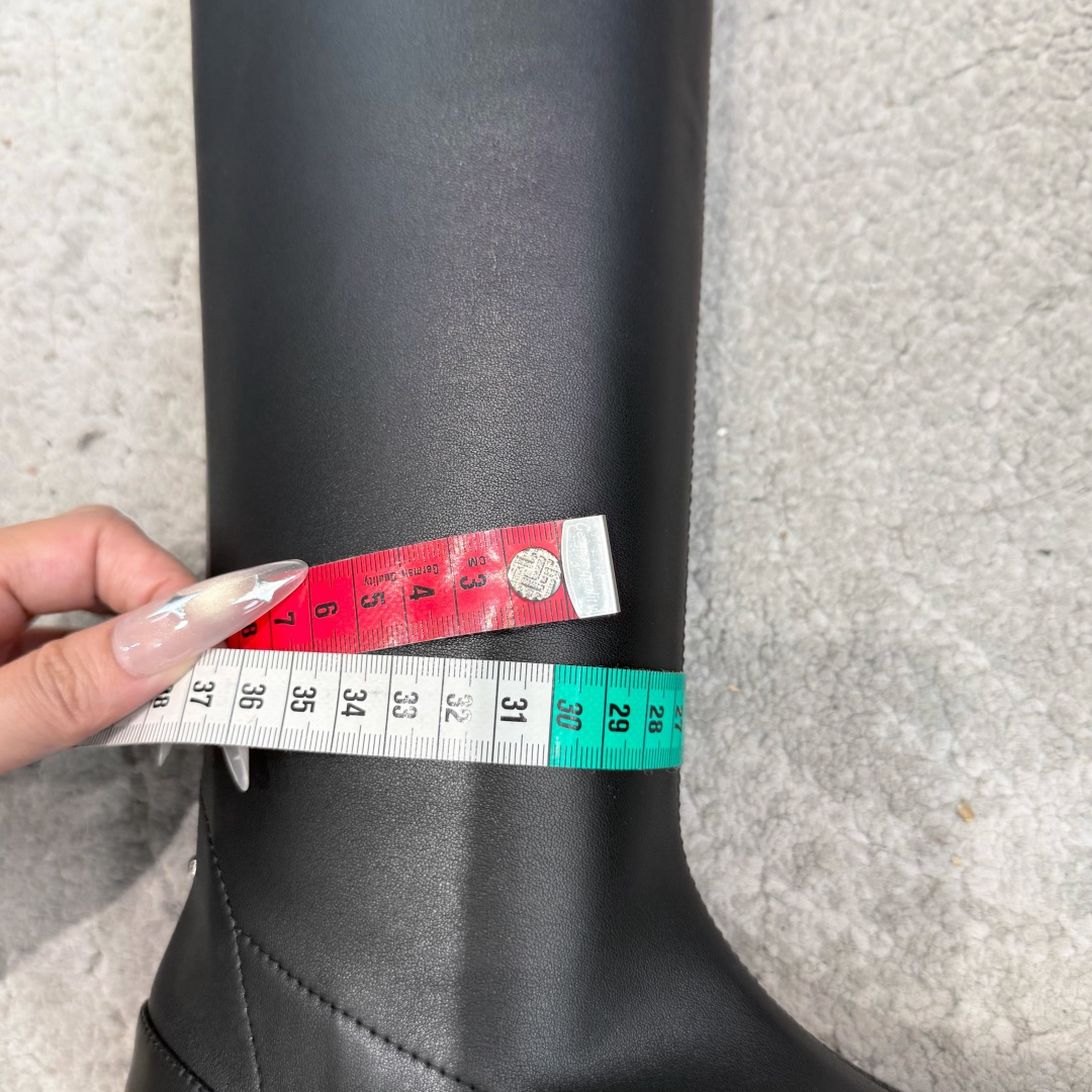 G303顶级品质 Orinou 简约风弹力长筒靴 采用高弹力面料，贴合腿部线条，能修饰腿型；鞋型偏修长，鞋头为简约的小圆