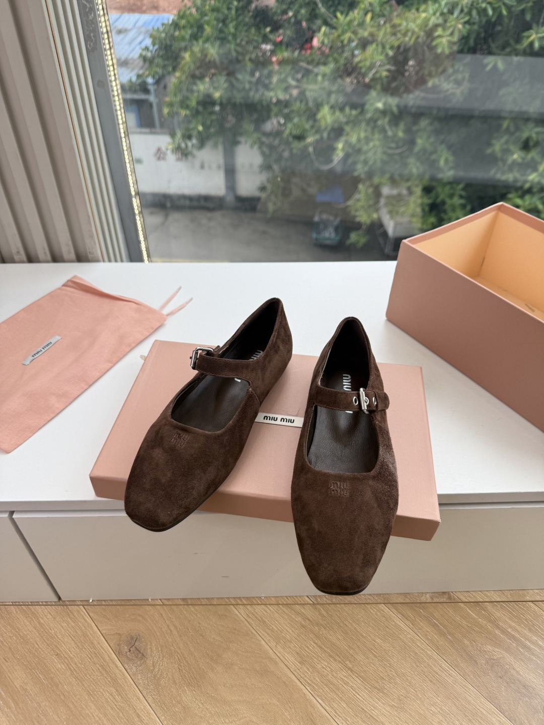 G261Miu Miu新款新款蝴蝶结玛丽珍平底鞋 自带温柔名媛的复古贵气氛围感,柔润尖头搭配小巧蝴蝶结,一字扣带点缀,把 G261Miu Miu新款新款蝴蝶结玛丽珍平底鞋 自带温柔名媛的复古贵气氛围感,柔润尖头搭配小巧蝴蝶结,一字扣带点缀,把