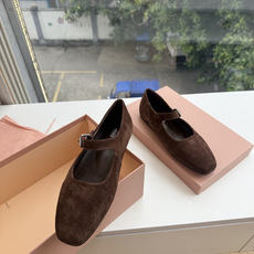 G261Miu Miu新款新款蝴蝶结玛丽珍平底鞋 自带温柔名媛的复古贵气氛围感,柔润尖头搭配小巧蝴蝶结,一字扣带点缀,把 G261Miu Miu新款新款蝴蝶结玛丽珍平底鞋 自带温柔名媛的复古贵气氛围感,柔润尖头搭配小巧蝴蝶结,一字扣带点缀,把