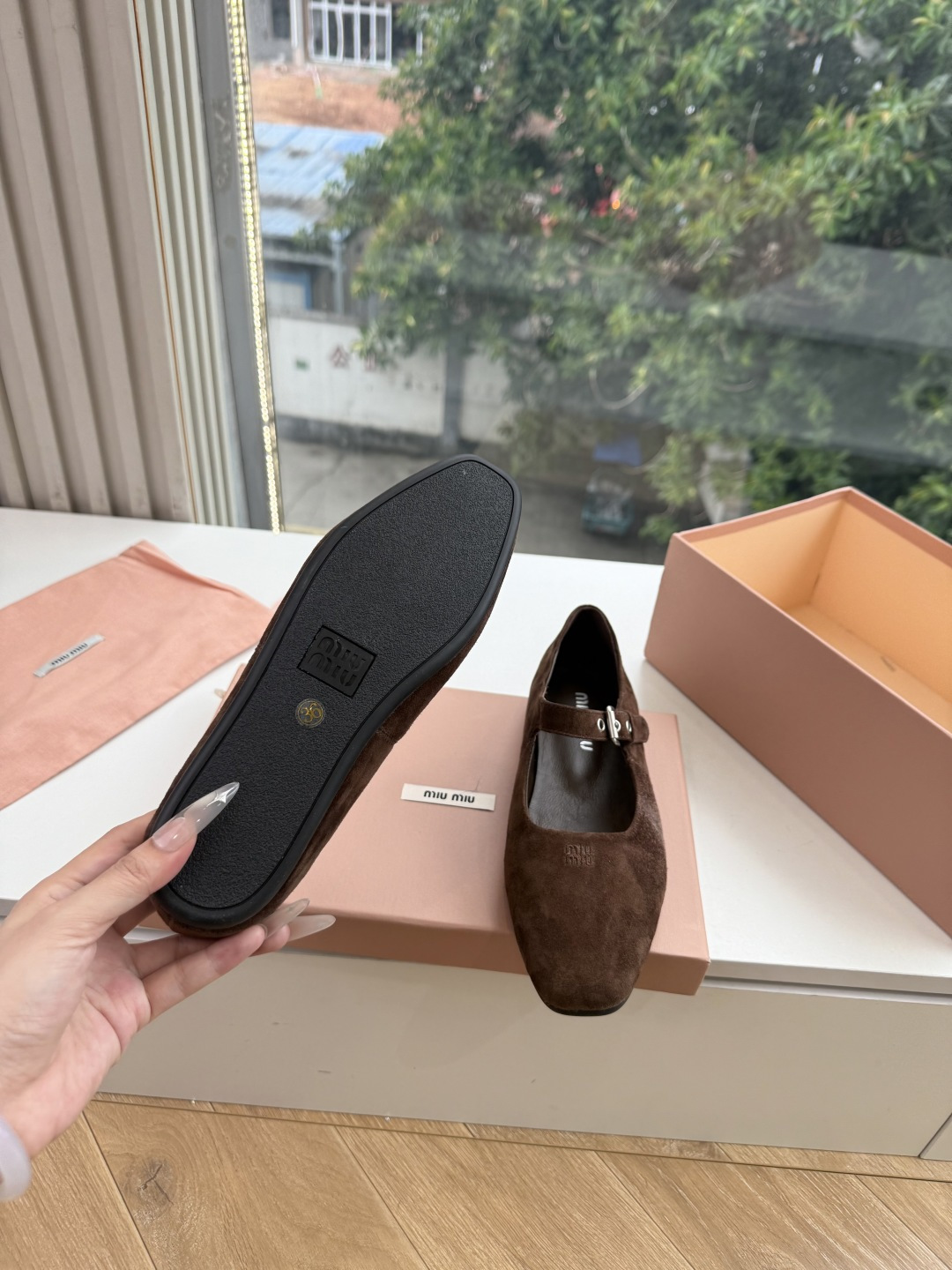 G261Miu Miu新款新款蝴蝶结玛丽珍平底鞋 自带温柔名媛的复古贵气氛围感,柔润尖头搭配小巧蝴蝶结,一字扣带点缀,把 G261Miu Miu新款新款蝴蝶结玛丽珍平底鞋 自带温柔名媛的复古贵气氛围感,柔润尖头搭配小巧蝴蝶结,一字扣带点缀,把