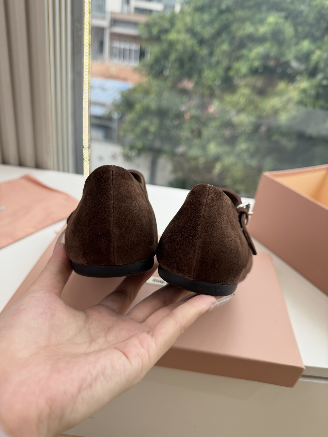G261Miu Miu新款新款蝴蝶结玛丽珍平底鞋 自带温柔名媛的复古贵气氛围感,柔润尖头搭配小巧蝴蝶结,一字扣带点缀,把 G261Miu Miu新款新款蝴蝶结玛丽珍平底鞋 自带温柔名媛的复古贵气氛围感,柔润尖头搭配小巧蝴蝶结,一字扣带点缀,把