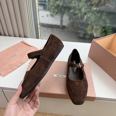 G261Miu Miu新款新款蝴蝶结玛丽珍平底鞋 自带温柔名媛的复古贵气氛围感,柔润尖头搭配小巧蝴蝶结,一字扣带点缀,把 G261Miu Miu新款新款蝴蝶结玛丽珍平底鞋 自带温柔名媛的复古贵气氛围感,柔润尖头搭配小巧蝴蝶结,一字扣带点缀,把