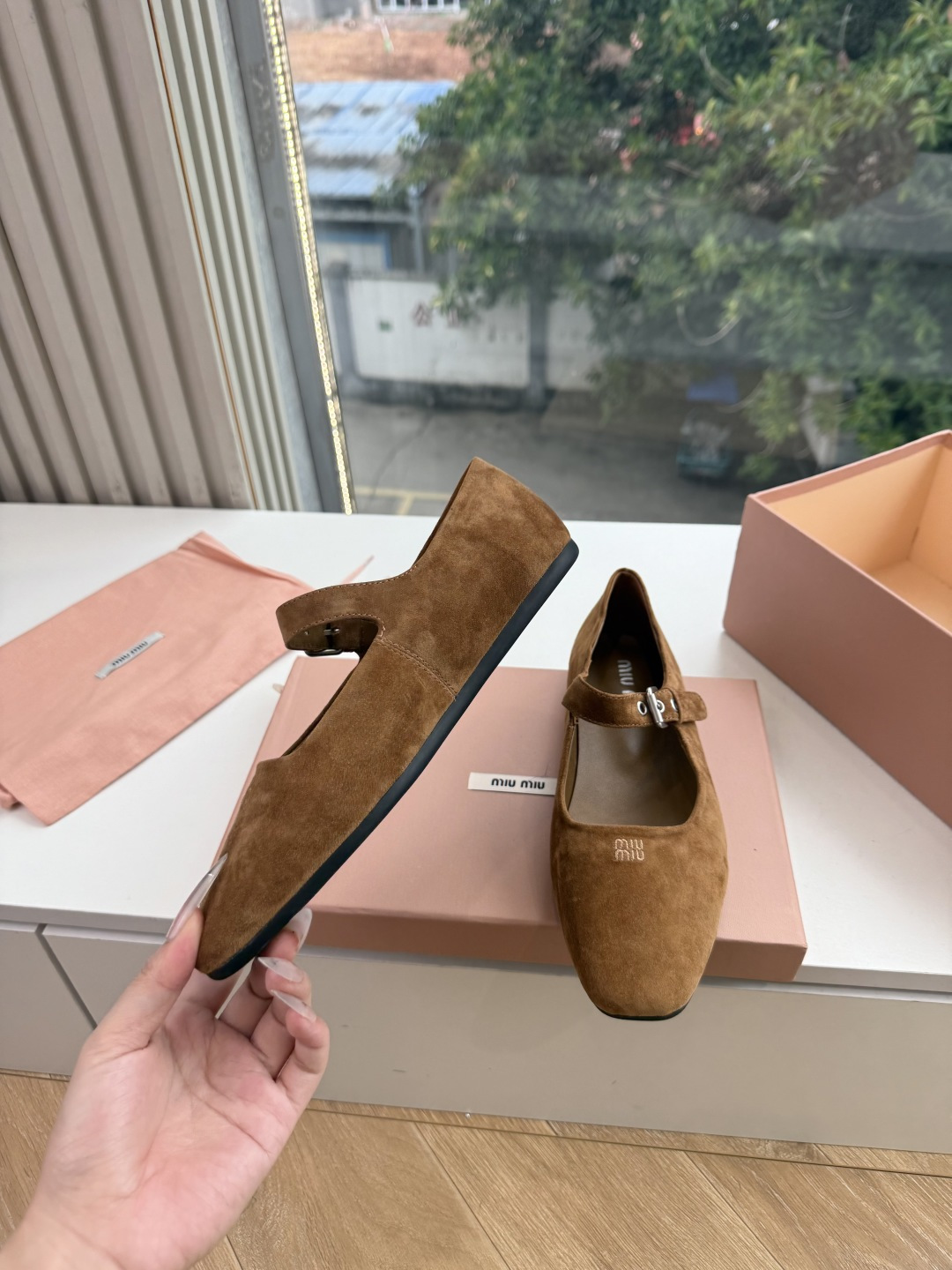 G261Miu Miu新款新款蝴蝶结玛丽珍平底鞋 自带温柔名媛的复古贵气氛围感,柔润尖头搭配小巧蝴蝶结,一字扣带点缀,把 G261Miu Miu新款新款蝴蝶结玛丽珍平底鞋 自带温柔名媛的复古贵气氛围感,柔润尖头搭配小巧蝴蝶结,一字扣带点缀,把