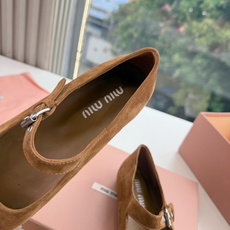 G261Miu Miu新款新款蝴蝶结玛丽珍平底鞋 自带温柔名媛的复古贵气氛围感,柔润尖头搭配小巧蝴蝶结,一字扣带点缀,把 G261Miu Miu新款新款蝴蝶结玛丽珍平底鞋 自带温柔名媛的复古贵气氛围感,柔润尖头搭配小巧蝴蝶结,一字扣带点缀,把