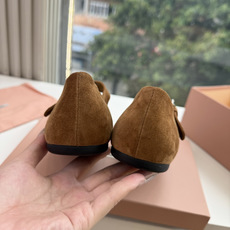 G261Miu Miu新款新款蝴蝶结玛丽珍平底鞋 自带温柔名媛的复古贵气氛围感,柔润尖头搭配小巧蝴蝶结,一字扣带点缀,把 G261Miu Miu新款新款蝴蝶结玛丽珍平底鞋 自带温柔名媛的复古贵气氛围感,柔润尖头搭配小巧蝴蝶结,一字扣带点缀,把