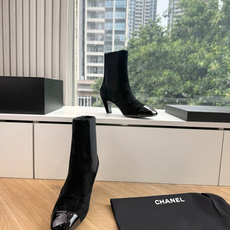 G238所得CHANE*|小香秋冬新品 在米兰时尚的T台上 亮相便艳惊四座 成功晋升为潮流人士的梦中情靴 。 经典的双C G238所得CHANE*|小香秋冬新品 在米兰时尚的T台上 亮相便艳惊四座 成功晋升为潮流人士的梦中情靴 。 经典的双C