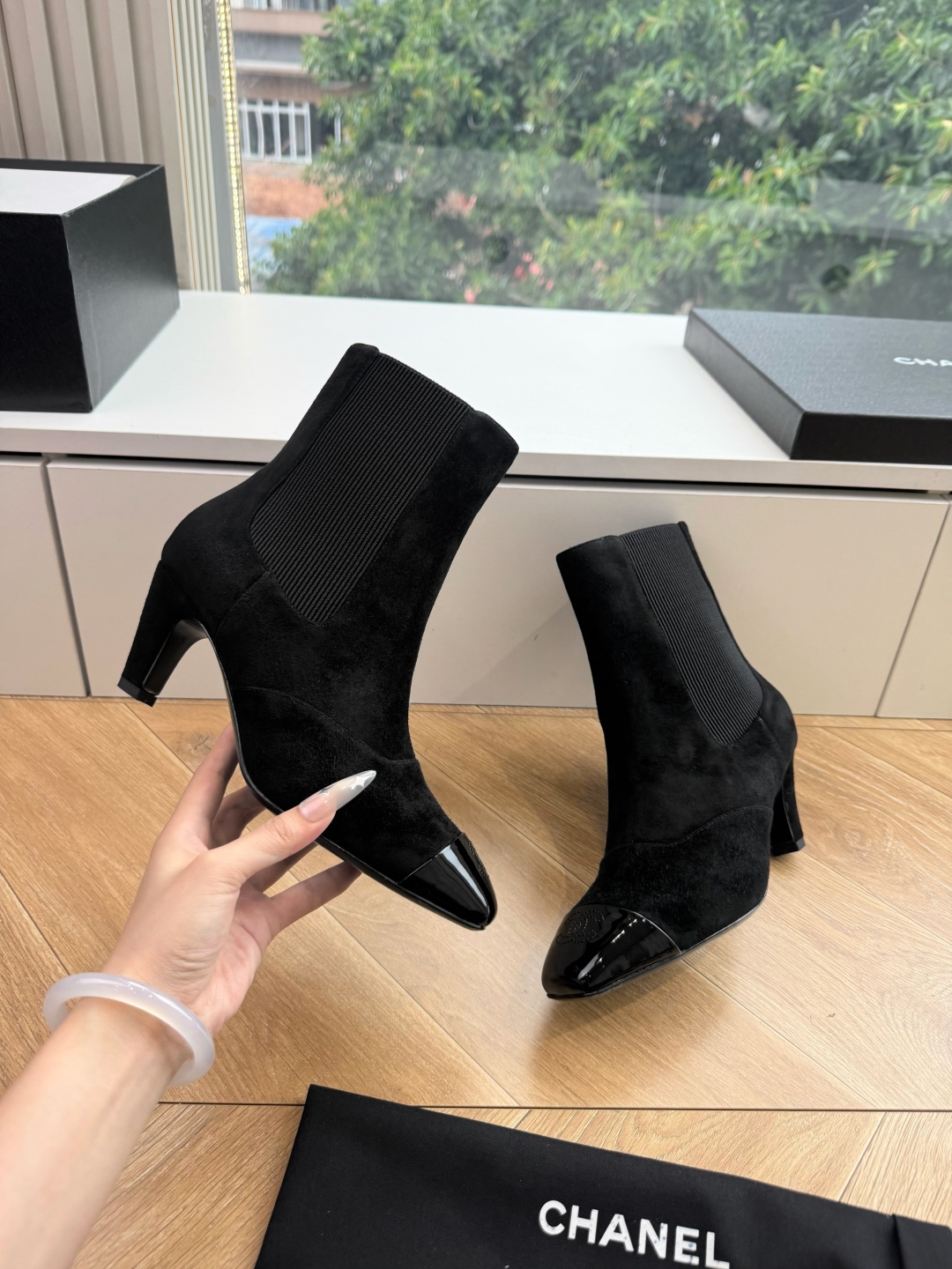 G238所得CHANE*|小香秋冬新品 在米兰时尚的T台上 亮相便艳惊四座 成功晋升为潮流人士的梦中情靴 。 经典的双C G238所得CHANE*|小香秋冬新品 在米兰时尚的T台上 亮相便艳惊四座 成功晋升为潮流人士的梦中情靴 。 经典的双C