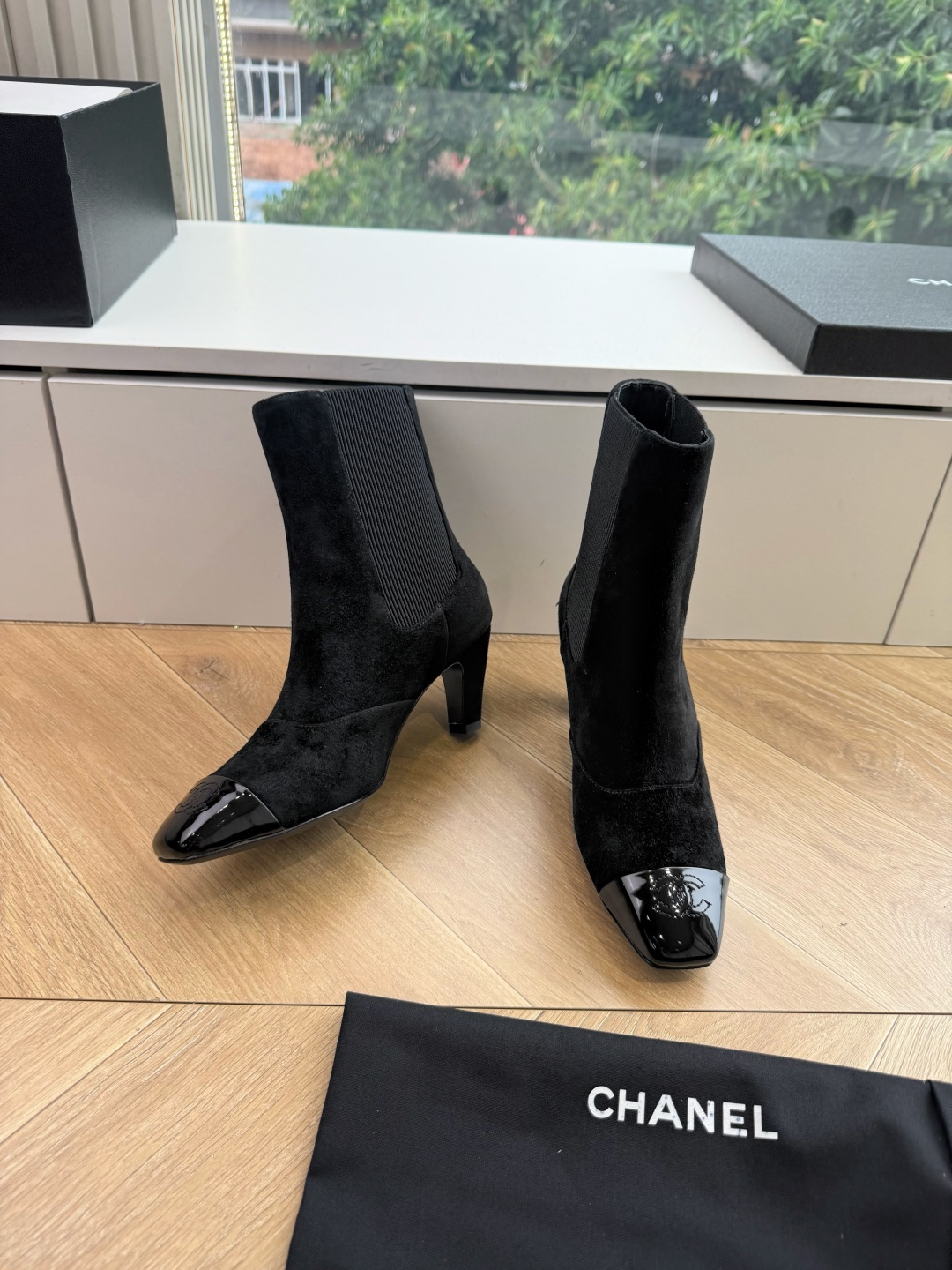 G238所得CHANE*|小香秋冬新品 在米兰时尚的T台上 亮相便艳惊四座 成功晋升为潮流人士的梦中情靴 。 经典的双C G238所得CHANE*|小香秋冬新品 在米兰时尚的T台上 亮相便艳惊四座 成功晋升为潮流人士的梦中情靴 。 经典的双C