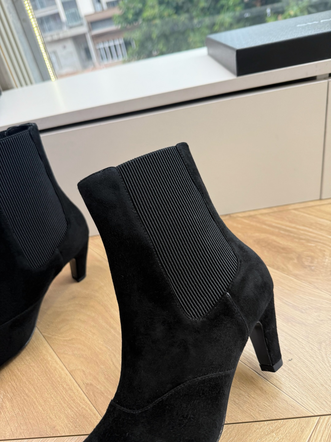 G238所得CHANE*|小香秋冬新品 在米兰时尚的T台上 亮相便艳惊四座 成功晋升为潮流人士的梦中情靴 。 经典的双C G238所得CHANE*|小香秋冬新品 在米兰时尚的T台上 亮相便艳惊四座 成功晋升为潮流人士的梦中情靴 。 经典的双C