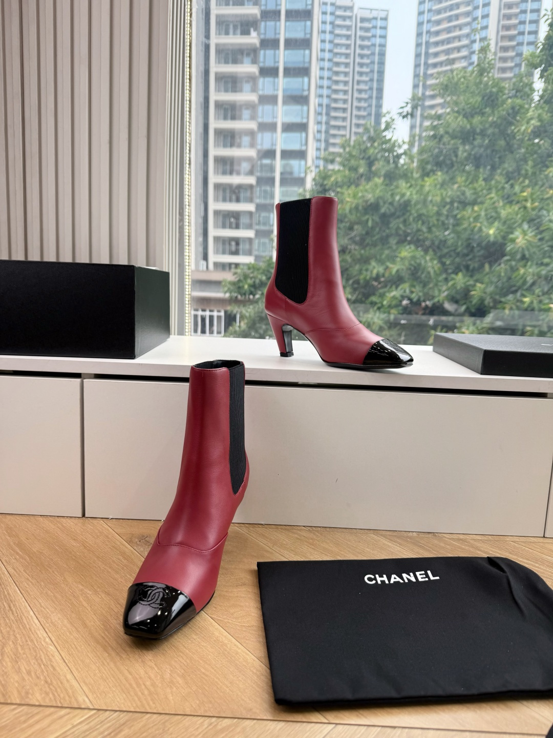 G238所得CHANE*|小香秋冬新品 在米兰时尚的T台上 亮相便艳惊四座 成功晋升为潮流人士的梦中情靴 。 经典的双C G238所得CHANE*|小香秋冬新品 在米兰时尚的T台上 亮相便艳惊四座 成功晋升为潮流人士的梦中情靴 。 经典的双C