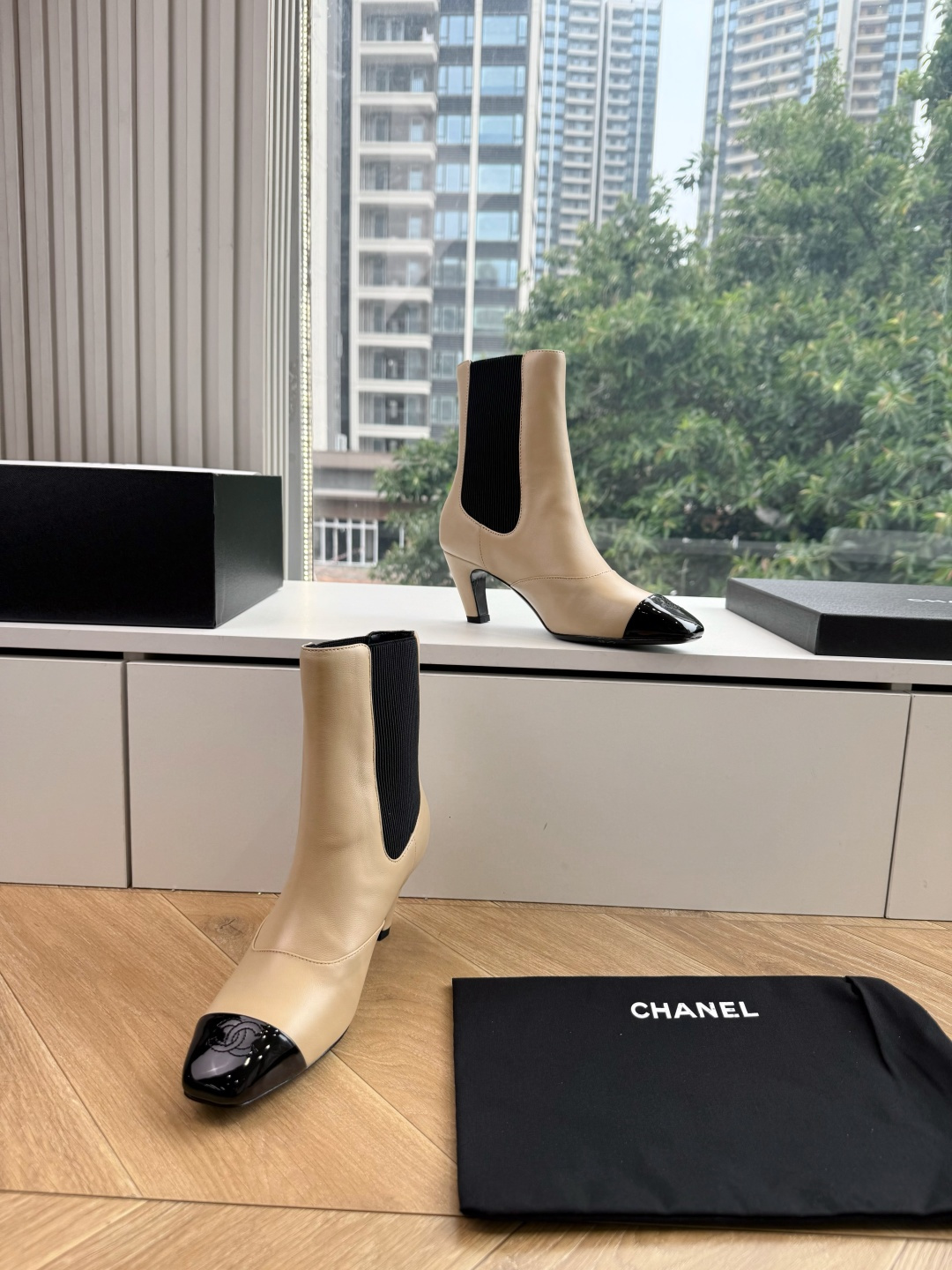 G238所得CHANE*|小香秋冬新品 在米兰时尚的T台上 亮相便艳惊四座 成功晋升为潮流人士的梦中情靴 。 经典的双C G238所得CHANE*|小香秋冬新品 在米兰时尚的T台上 亮相便艳惊四座 成功晋升为潮流人士的梦中情靴 。 经典的双C