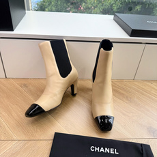 G238所得CHANE*|小香秋冬新品 在米兰时尚的T台上 亮相便艳惊四座 成功晋升为潮流人士的梦中情靴 。 经典的双C G238所得CHANE*|小香秋冬新品 在米兰时尚的T台上 亮相便艳惊四座 成功晋升为潮流人士的梦中情靴 。 经典的双C