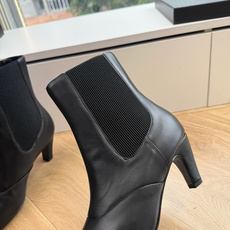 G238所得CHANE*|小香秋冬新品 在米兰时尚的T台上 亮相便艳惊四座 成功晋升为潮流人士的梦中情靴 。 经典的双C G238所得CHANE*|小香秋冬新品 在米兰时尚的T台上 亮相便艳惊四座 成功晋升为潮流人士的梦中情靴 。 经典的双C