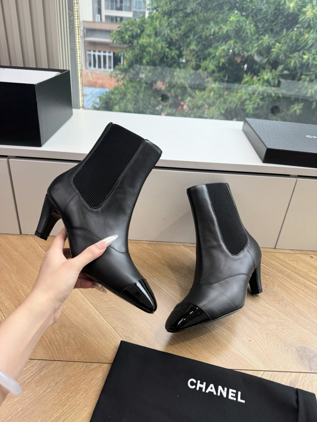 G238所得CHANE*|小香秋冬新品 在米兰时尚的T台上 亮相便艳惊四座 成功晋升为潮流人士的梦中情靴 。 经典的双C G238所得CHANE*|小香秋冬新品 在米兰时尚的T台上 亮相便艳惊四座 成功晋升为潮流人士的梦中情靴 。 经典的双C
