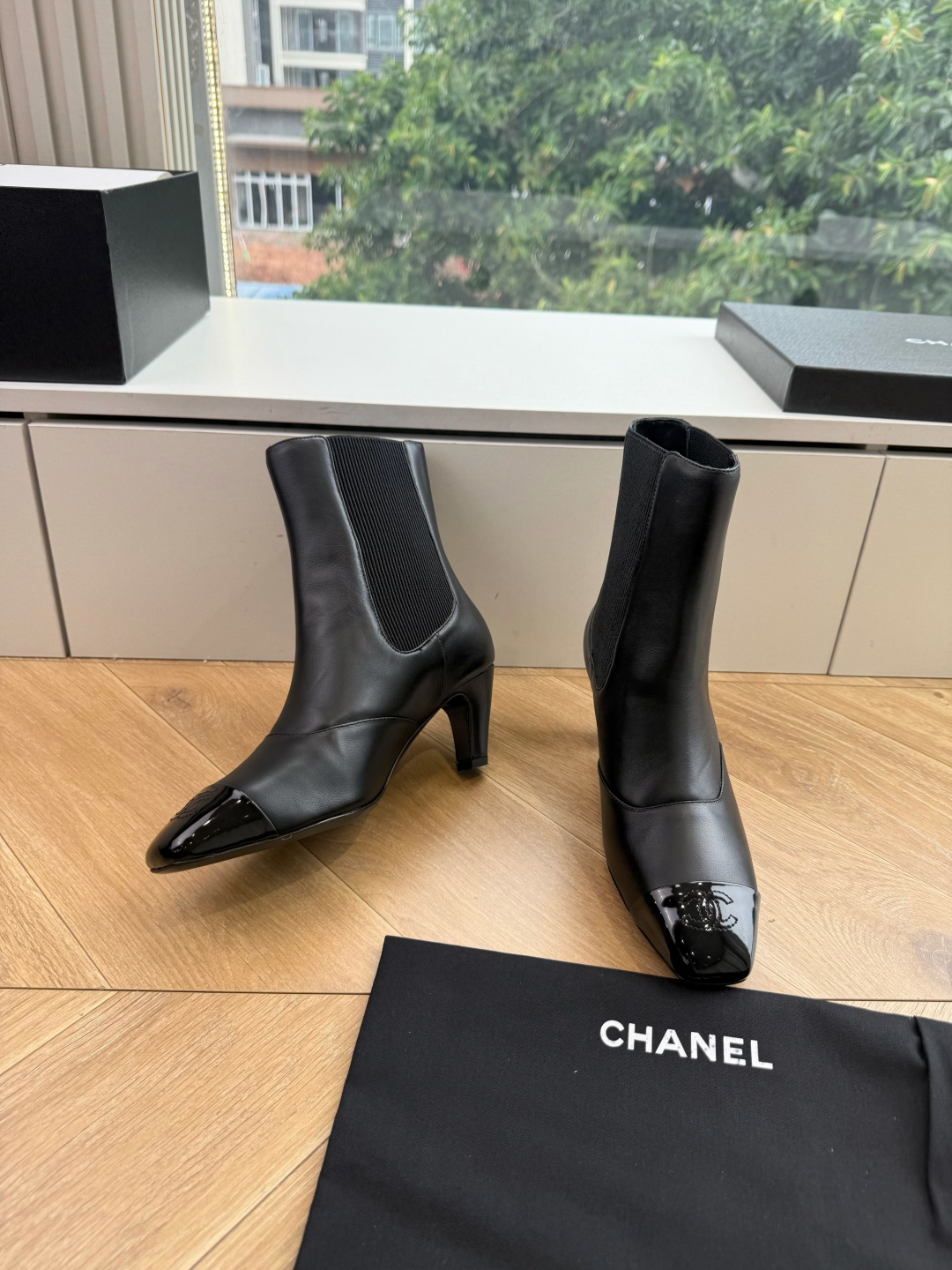 G238所得CHANE*|小香秋冬新品 在米兰时尚的T台上 亮相便艳惊四座 成功晋升为潮流人士的梦中情靴 。 经典的双C G238所得CHANE*|小香秋冬新品 在米兰时尚的T台上 亮相便艳惊四座 成功晋升为潮流人士的梦中情靴 。 经典的双C