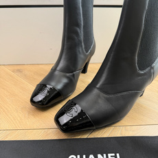 G238所得CHANE*|小香秋冬新品 在米兰时尚的T台上 亮相便艳惊四座 成功晋升为潮流人士的梦中情靴 。 经典的双C G238所得CHANE*|小香秋冬新品 在米兰时尚的T台上 亮相便艳惊四座 成功晋升为潮流人士的梦中情靴 。 经典的双C