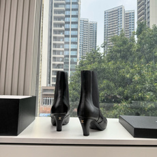 G238所得CHANE*|小香秋冬新品 在米兰时尚的T台上 亮相便艳惊四座 成功晋升为潮流人士的梦中情靴 。 经典的双C G238所得CHANE*|小香秋冬新品 在米兰时尚的T台上 亮相便艳惊四座 成功晋升为潮流人士的梦中情靴 。 经典的双C