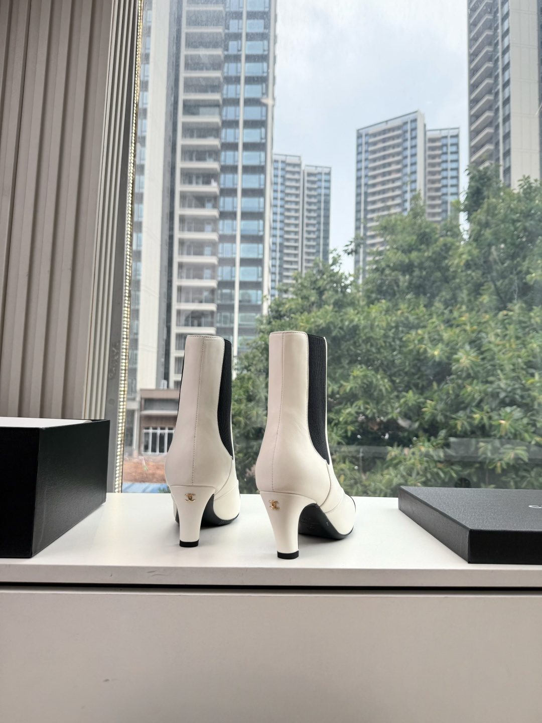 G238所得CHANE*|小香秋冬新品 在米兰时尚的T台上 亮相便艳惊四座 成功晋升为潮流人士的梦中情靴 。 经典的双C G238所得CHANE*|小香秋冬新品 在米兰时尚的T台上 亮相便艳惊四座 成功晋升为潮流人士的梦中情靴 。 经典的双C
