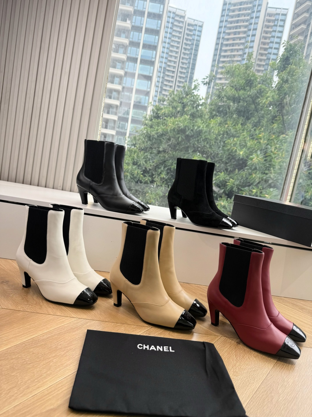 G238所得CHANE*｜小香秋冬新品 在米兰时尚的T台上 亮相便艳惊四座 成功晋升为潮流人士的梦中情靴 。 经典的双C