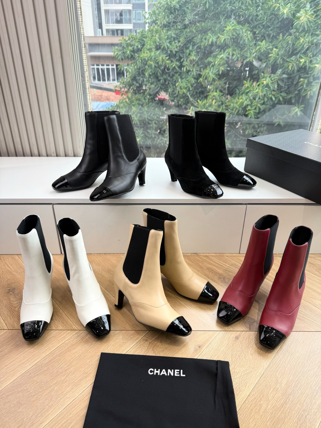 G238所得CHANE*｜小香秋冬新品 在米兰时尚的T台上 亮相便艳惊四座 成功晋升为潮流人士的梦中情靴 。 经典的双C