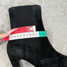 G238所得CHANE*|小香秋冬新品 在米兰时尚的T台上 亮相便艳惊四座 成功晋升为潮流人士的梦中情靴 。 经典的双C G238所得CHANE*|小香秋冬新品 在米兰时尚的T台上 亮相便艳惊四座 成功晋升为潮流人士的梦中情靴 。 经典的双C